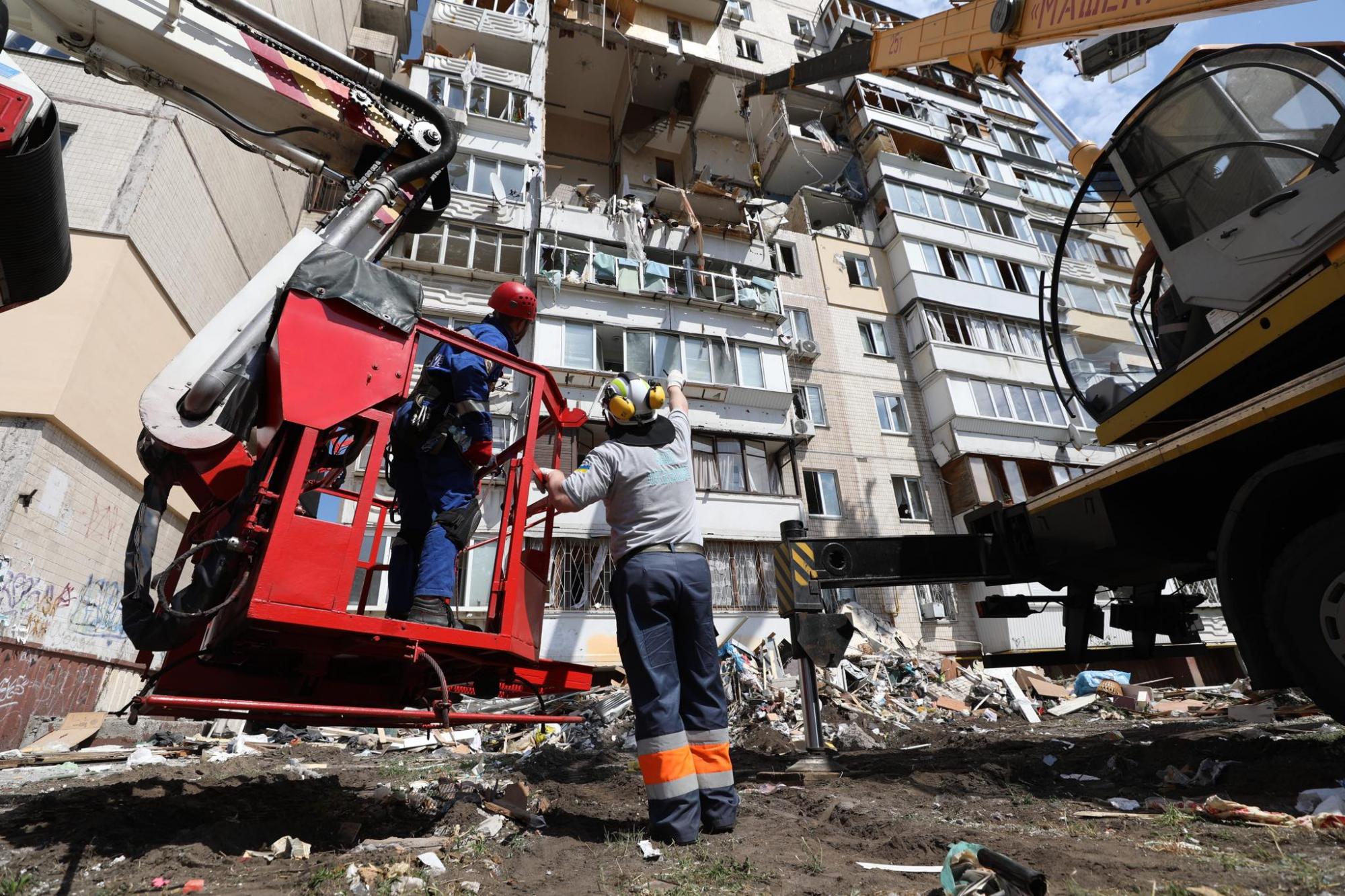 Жильцы рухнувшего дома на Позняках: "Бетон все еще трещит. Несколько панелей могут упасть в любой момент"